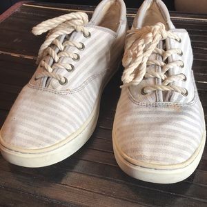 🚨B2G1 UGG Gray & EggShell White Eyan Tennies